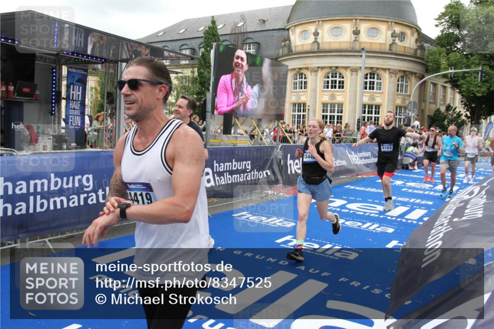 29.06.2025 - hella hamburg halbmarathon Michael Strokosch http://msf.ph/oto/8347525 29.06.2025 10:52:23 Ziel 4140, 4419, 4587, 6164, 7896, 9074, 13211, 13707, 15144, 15446, 17773, 17997 meine-sportfotos.de