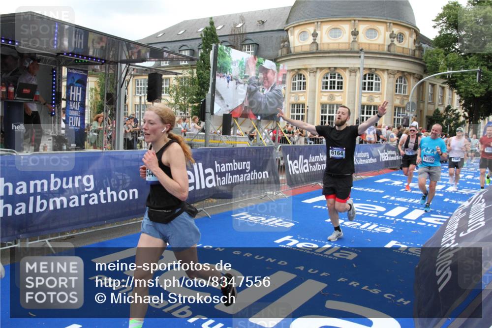 29.06.2025 - hella hamburg halbmarathon Michael Strokosch http://msf.ph/oto/8347556 29.06.2025 10:52:24 Ziel 4140, 4419, 4587, 6164, 7896, 9074, 13211, 13707, 15144, 15446, 17773, 17997 meine-sportfotos.de