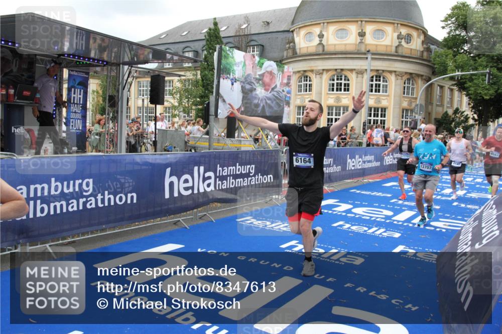 29.06.2025 - hella hamburg halbmarathon Michael Strokosch http://msf.ph/oto/8347613 29.06.2025 10:52:24 Ziel 4140, 4419, 4587, 6164, 7896, 9074, 13211, 13707, 15144, 15446, 17773, 17997 meine-sportfotos.de