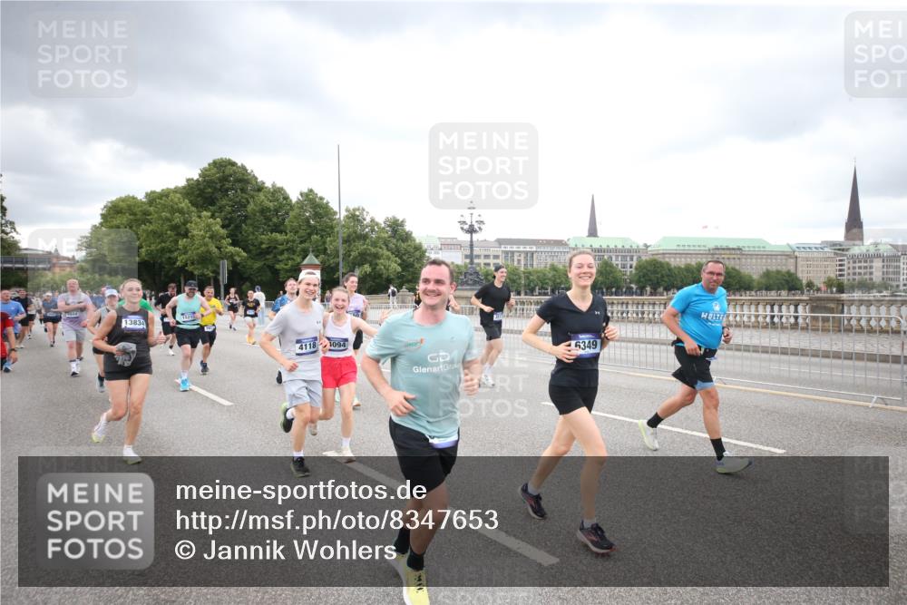 29.06.2025 - hella hamburg halbmarathon Jannik Wohlers http://msf.ph/oto/8347653 29.06.2025 10:56:23 Lombardsbrücke 2887, 2932, 2991, 3348, 3387, 3418, 3438, 3516, 3517, 3614, 4094, 4118, 5589, 5911, 5944, 6348, 6349, 7381, 8150, 8197, 8939, 8943, 9172, 9210, 9402, 9404, 9517, 9902, 9905, 9910, 10138, 10309, 10450, 10571, 10632, 10936, 11047, 11089, 11204, 12328, 12345, 12354, 12993, 13108, 13273, 13671, 13801, 13834, 14117, 14472, 14711, 14746, 15215, 15630, 15748, 15823, 18197 meine-sportfotos.de
