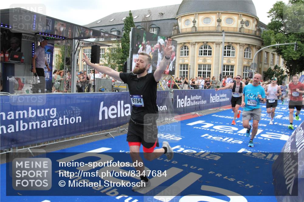 29.06.2025 - hella hamburg halbmarathon Michael Strokosch http://msf.ph/oto/8347684 29.06.2025 10:52:25 Ziel 4140, 4419, 4587, 6164, 7896, 9876, 13015, 13211, 13707, 15144, 15446, 17773, 17997 meine-sportfotos.de