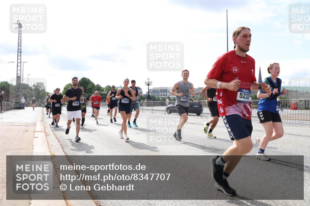 29.06.2025 - hella hamburg halbmarathon Lena Gebhardt http://msf.ph/oto/8347707 29.06.2025 10:13:40 Lombardsbrücke 5546, 12313, 12928, 13928, 7943, 4795, 129, 5232, 1007, 1131, 1480, 1747, 1859, 2055, 2359, 2721, 2904, 2961, 2987, 3218, 3360, 3728, 3729, 4001, 4187, 4795, 4950, 5232, 5546, 5631, 5719, 6026, 6489, 6710, 6717, 6724, 7346, 7446, 7447, 7460, 7462, 7913, 8279, 8673, 8913, 9128, 9527, 9612, 9631, 10442, 10443, 10977, 11441, 12313, 12492, 12797, 12928, 12929, 13331, 13928, 15085, 15482, 15663, 15721, 15722, 15922, 16491, 17472, 17474, 17985, 17988, 18222, 18231, 18732 meine-sportfotos.de