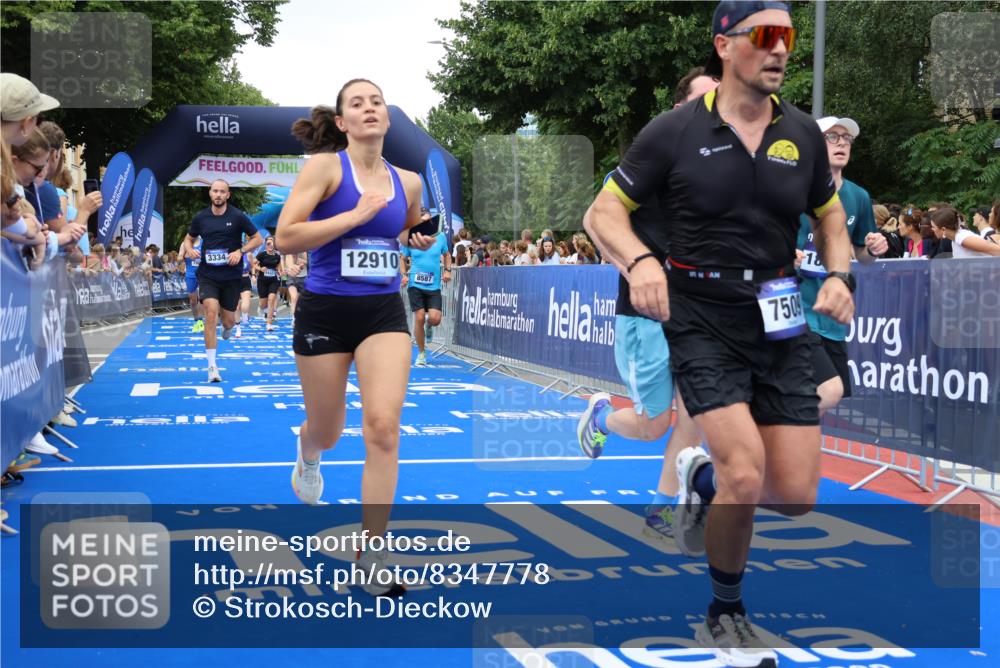 29.06.2025 - hella hamburg halbmarathon Strokosch-Dieckow http://msf.ph/oto/8347778 29.06.2025 10:53:00 Ziel 2099, 2208, 3059, 3258, 3334, 4121, 4770, 5907, 7509, 7864, 8139, 8587, 9093, 9537, 10724, 12155, 12367, 12519, 12910, 14323, 14791, 15430, 18590, 18720, 19208 meine-sportfotos.de