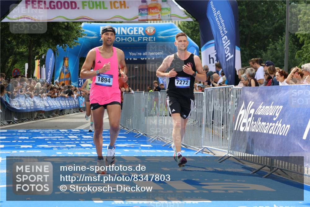 29.06.2025 - hella hamburg halbmarathon Strokosch-Dieckow http://msf.ph/oto/8347803 29.06.2025 10:32:13 Ziel 1894, 7272, 10876, 15826, 16065, 16736 meine-sportfotos.de