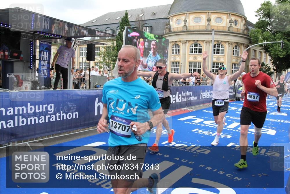 29.06.2025 - hella hamburg halbmarathon Michael Strokosch http://msf.ph/oto/8347843 29.06.2025 10:52:26 Ziel 4140, 4587, 6164, 7896, 8371, 8661, 9876, 13015, 13211, 13707, 15144, 15446, 17773, 17997 meine-sportfotos.de