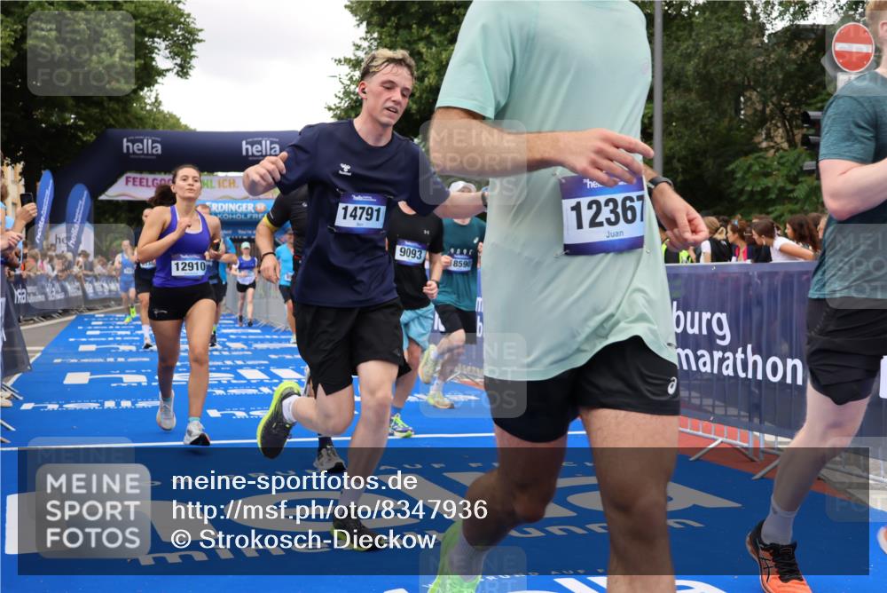 29.06.2025 - hella hamburg halbmarathon Strokosch-Dieckow http://msf.ph/oto/8347936 29.06.2025 10:53:00 Ziel 2099, 2208, 3059, 3258, 3334, 4121, 4770, 5907, 7509, 7864, 8139, 8587, 9093, 9537, 10724, 12155, 12367, 12519, 12910, 14323, 14791, 15430, 18590, 18720, 19208 meine-sportfotos.de