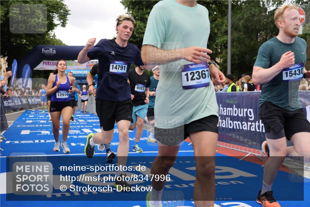 29.06.2025 - hella hamburg halbmarathon Strokosch-Dieckow http://msf.ph/oto/8347996 29.06.2025 10:53:00 Ziel 2099, 2208, 3059, 3258, 3334, 4121, 4770, 5907, 7509, 7864, 8139, 8587, 9093, 9537, 10724, 12155, 12367, 12519, 12910, 14323, 14791, 15430, 18590, 18720, 19208 meine-sportfotos.de