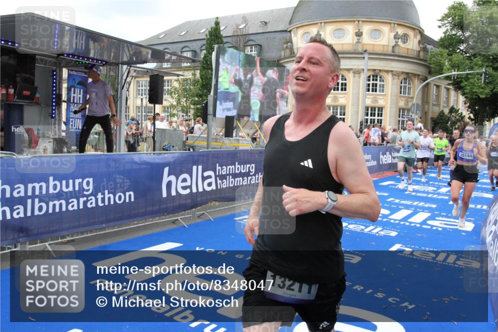 29.06.2025 - hella hamburg halbmarathon Michael Strokosch http://msf.ph/oto/8348047 29.06.2025 10:52:29 Ziel 3715, 4140, 7178, 7232, 8371, 8661, 9145, 9876, 11791, 13015, 13211, 14561, 15144, 15980, 17997 meine-sportfotos.de