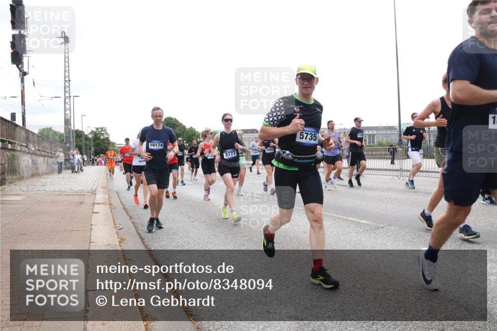 29.06.2025 - hella hamburg halbmarathon Lena Gebhardt http://msf.ph/oto/8348094 29.06.2025 10:38:33 Lombardsbrücke 190, 16174, 3777, 5735, 17470, 18, 56, 1196, 1394, 1457, 1596, 1721, 1742, 1791, 1901, 1966, 2113, 2151, 2498, 2576, 2660, 2693, 3010, 3094, 3095, 3216, 3242, 3286, 3323, 3338, 3635, 3636, 3716, 3726, 3777, 3841, 3927, 4028, 4139, 4155, 4159, 4259, 4260, 4316, 4414, 4883, 5085, 5089, 5155, 5300, 5617, 5684, 5713, 5735, 5913, 6199, 6200, 6695, 6696, 6751, 6875, 6930, 7117, 7118, 7148, 7165, 7263, 7371, 7552, 7561, 7692, 7849, 7868, 7914, 8367 meine-sportfotos.de