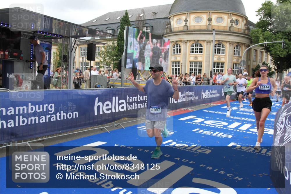 29.06.2025 - hella hamburg halbmarathon Michael Strokosch http://msf.ph/oto/8348125 29.06.2025 10:52:29 Ziel 3715, 4140, 7178, 7232, 8371, 8661, 9145, 9876, 11791, 13015, 13211, 14561, 15144, 15980, 17997 meine-sportfotos.de