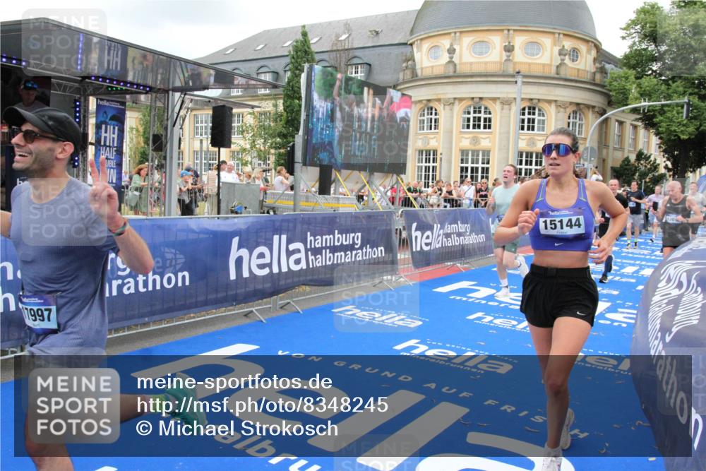 29.06.2025 - hella hamburg halbmarathon Michael Strokosch http://msf.ph/oto/8348245 29.06.2025 10:52:30 Ziel 3715, 7178, 7232, 8371, 8661, 9145, 9876, 11791, 13015, 13211, 14561, 15144, 15980, 17997 meine-sportfotos.de