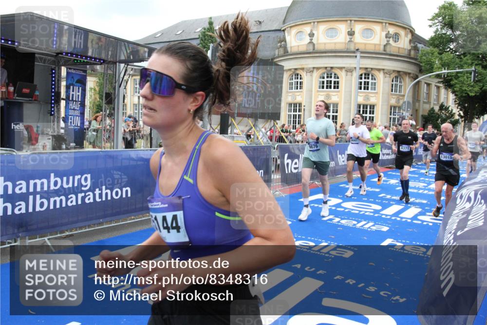 29.06.2025 - hella hamburg halbmarathon Michael Strokosch http://msf.ph/oto/8348316 29.06.2025 10:52:31 Ziel 3715, 7178, 7232, 8371, 8661, 9145, 9876, 11791, 13015, 13211, 14561, 15144, 15980, 17997 meine-sportfotos.de