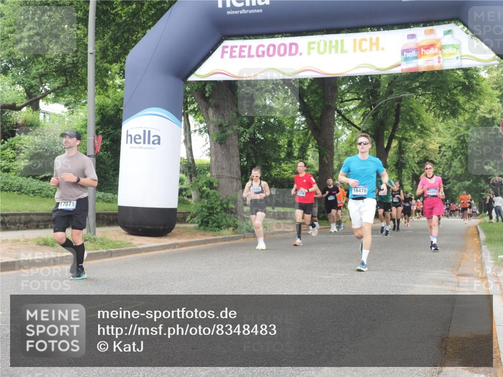 29.06.2025 - hella hamburg halbmarathon KatJ http://msf.ph/oto/8348483 29.06.2025 10:50:13 Zwischen KM18-KM19 2424, 2685, 4328 meine-sportfotos.de