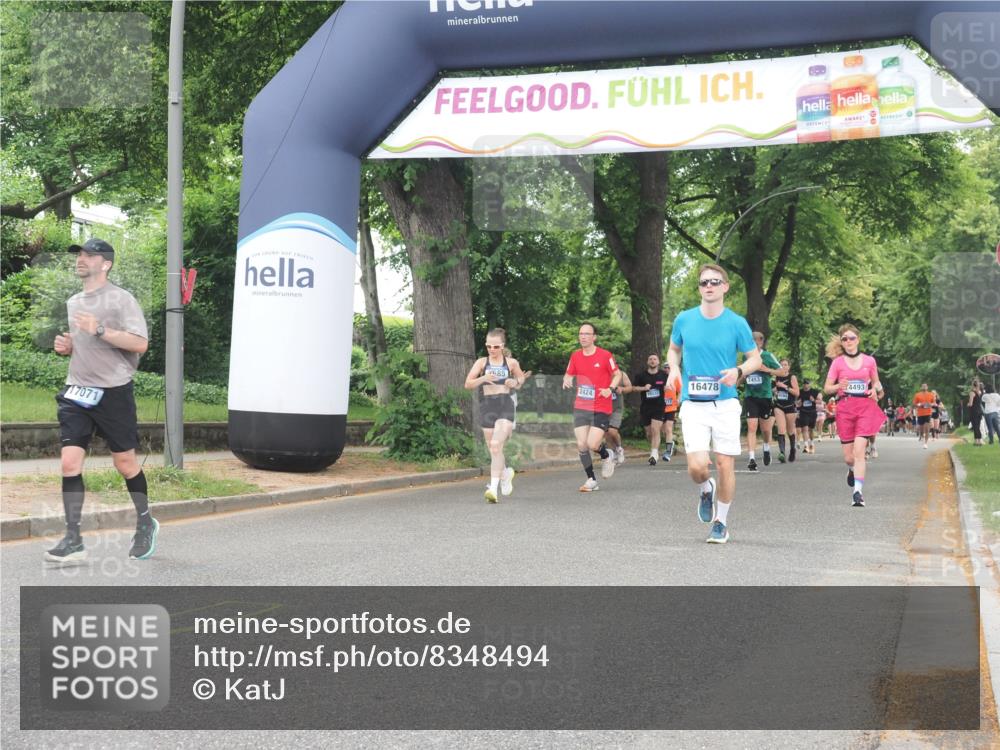 29.06.2025 - hella hamburg halbmarathon KatJ http://msf.ph/oto/8348494 29.06.2025 10:50:13 Zwischen KM18-KM19 2424, 2685, 4328 meine-sportfotos.de