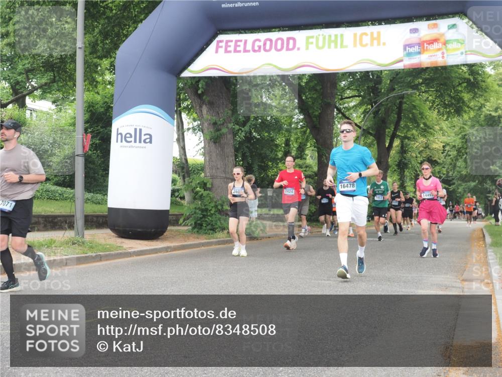 29.06.2025 - hella hamburg halbmarathon KatJ http://msf.ph/oto/8348508 29.06.2025 10:50:13 Zwischen KM18-KM19 2424, 2685, 4328 meine-sportfotos.de