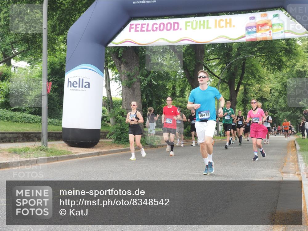 29.06.2025 - hella hamburg halbmarathon KatJ http://msf.ph/oto/8348542 29.06.2025 10:50:13 Zwischen KM18-KM19 2424, 2685, 4328 meine-sportfotos.de