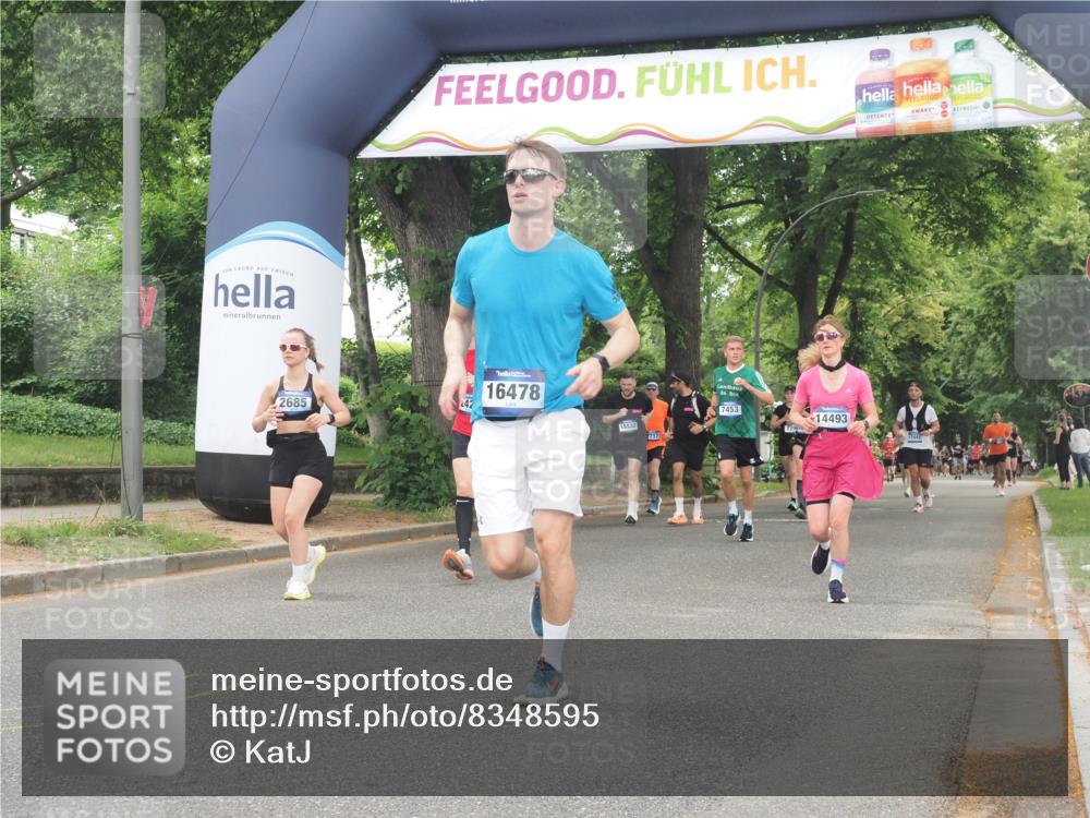 29.06.2025 - hella hamburg halbmarathon KatJ http://msf.ph/oto/8348595 29.06.2025 10:50:14 Zwischen KM18-KM19 2424, 2685, 4328 meine-sportfotos.de