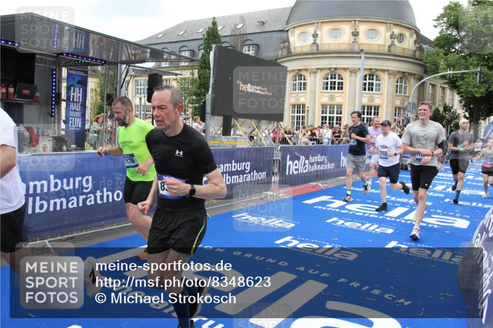 29.06.2025 - hella hamburg halbmarathon Michael Strokosch http://msf.ph/oto/8348623 29.06.2025 10:52:33 Ziel 3715, 7178, 7232, 8371, 8661, 9145, 9876, 11791, 13015, 13301, 14561, 15980, 18982 meine-sportfotos.de