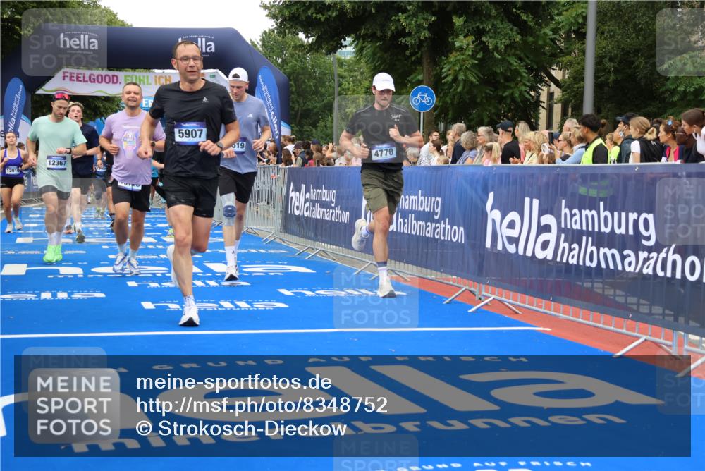 29.06.2025 - hella hamburg halbmarathon Strokosch-Dieckow http://msf.ph/oto/8348752 29.06.2025 10:52:56 Ziel 1257, 1258, 1657, 2099, 2444, 2814, 2910, 3258, 3334, 4557, 4558, 4770, 5077, 5907, 7509, 8139, 8587, 8720, 8955, 9093, 10724, 10811, 11217, 11992, 12155, 12367, 12519, 12910, 14791, 15430, 18590, 18720 meine-sportfotos.de