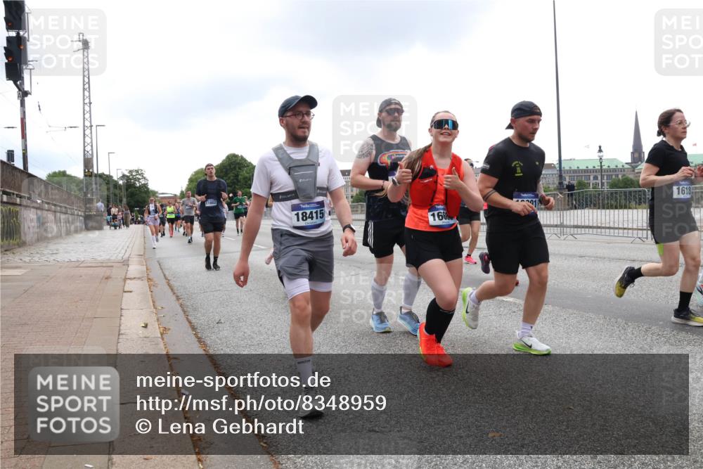29.06.2025 - hella hamburg halbmarathon Lena Gebhardt http://msf.ph/oto/8348959 29.06.2025 10:47:54 Lombardsbrücke 11802, 18415, 166, 1618, 1045, 1157, 1174, 1175, 1246, 1392, 1434, 1618, 1639, 1701, 1926, 2148, 2163, 2197, 2407, 2491, 2545, 2650, 2704, 2790, 2882, 2958, 2994, 3049, 3339, 3468, 3679, 4037, 4327, 4423, 4856, 4974, 4975, 5621, 5622, 5886, 5952, 7240, 7393, 7394, 7403, 7427, 7916, 7970, 8077, 8270, 8310, 8521, 8550, 8774, 9356, 9687, 9696, 9697, 10658, 10777, 10794, 10991, 11351, 11458, 11548, 11730, 11738, 11742, 11781, 11802, 11909, 12431 meine-sportfotos.de