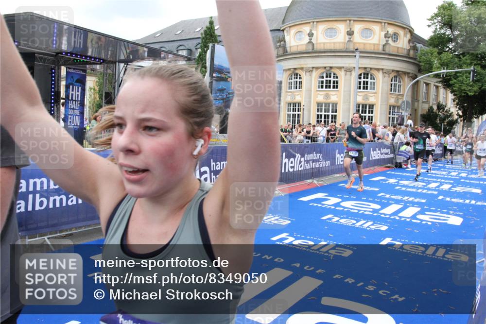 29.06.2025 - hella hamburg halbmarathon Michael Strokosch http://msf.ph/oto/8349050 29.06.2025 10:52:36 Ziel 2670, 3715, 3952, 6561, 6562, 7178, 7232, 9145, 9739, 11689, 11791, 12450, 13051, 13301, 14561, 15001, 15980, 18982 meine-sportfotos.de