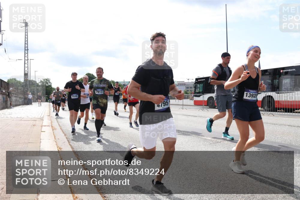 29.06.2025 - hella hamburg halbmarathon Lena Gebhardt http://msf.ph/oto/8349224 29.06.2025 10:13:42 Lombardsbrücke 5546, 7913, 4795, 13928, 1007, 1131, 1480, 1747, 1859, 2055, 2359, 2721, 2904, 2961, 2987, 3218, 3360, 3728, 3729, 4001, 4187, 4795, 4950, 5232, 5546, 5631, 5719, 6026, 6489, 6710, 6717, 6724, 7346, 7446, 7447, 7460, 7462, 7913, 8279, 8673, 8913, 9128, 9527, 9612, 9631, 10442, 10443, 10977, 11441, 12313, 12492, 12797, 12928, 12929, 13331, 13928, 15085, 15482, 15663, 15721, 15722, 15922, 16491, 17472, 17474, 17985, 18222, 18231 meine-sportfotos.de