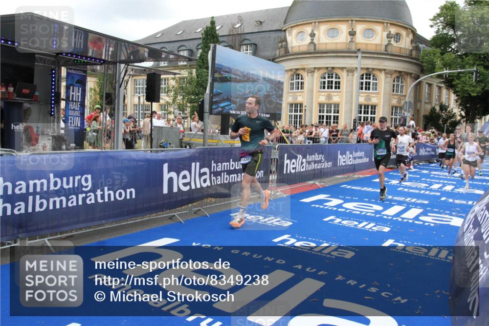 29.06.2025 - hella hamburg halbmarathon Michael Strokosch http://msf.ph/oto/8349238 29.06.2025 10:52:37 Ziel 2670, 3715, 3952, 6561, 6562, 7232, 9145, 9739, 11689, 12450, 13051, 13301, 14561, 15001, 15980, 18982 meine-sportfotos.de