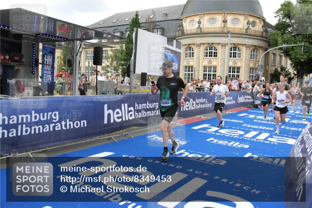 29.06.2025 - hella hamburg halbmarathon Michael Strokosch http://msf.ph/oto/8349453 29.06.2025 10:52:39 Ziel 2346, 2670, 3952, 6561, 6562, 7475, 9739, 10115, 11459, 11689, 12450, 13051, 13301, 14122, 15001, 18982 meine-sportfotos.de