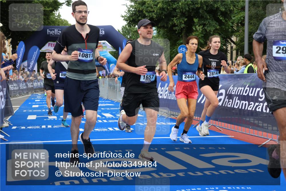 29.06.2025 - hella hamburg halbmarathon Strokosch-Dieckow http://msf.ph/oto/8349484 29.06.2025 10:52:51 Ziel 1257, 1258, 1657, 2099, 2444, 2814, 2910, 4557, 4558, 4770, 5077, 5169, 5194, 5907, 8139, 8172, 8720, 8955, 9065, 9163, 10724, 10811, 11217, 11992, 12519, 14198, 14286, 14791, 14805, 15430, 17198, 18331, 18720, 19244 meine-sportfotos.de