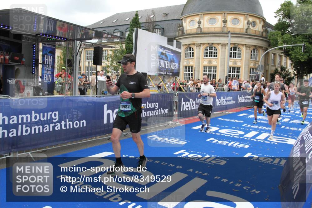 29.06.2025 - hella hamburg halbmarathon Michael Strokosch http://msf.ph/oto/8349529 29.06.2025 10:52:39 Ziel 2346, 2670, 3952, 6561, 6562, 7475, 9739, 10115, 11459, 11689, 12450, 13051, 13301, 14122, 15001, 18982 meine-sportfotos.de