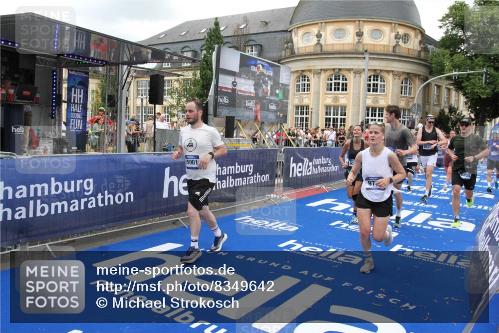 29.06.2025 - hella hamburg halbmarathon Michael Strokosch http://msf.ph/oto/8349642 29.06.2025 10:52:40 Ziel 2346, 2670, 3952, 6561, 6562, 7475, 9739, 10115, 11459, 11689, 12450, 13051, 13301, 14122, 15001, 18982 meine-sportfotos.de