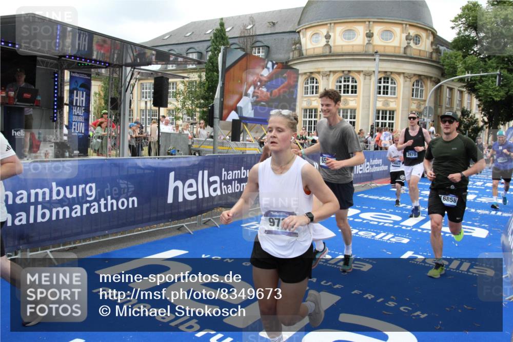 29.06.2025 - hella hamburg halbmarathon Michael Strokosch http://msf.ph/oto/8349673 29.06.2025 10:52:41 Ziel 2346, 2670, 3952, 5116, 6561, 6562, 7475, 9739, 9869, 10115, 11459, 11689, 12450, 13051, 13301, 14122, 15001, 18982 meine-sportfotos.de