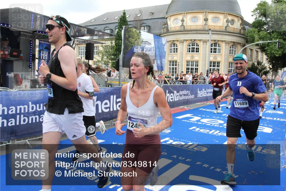 29.06.2025 - hella hamburg halbmarathon Michael Strokosch http://msf.ph/oto/8349814 29.06.2025 10:52:43 Ziel 2287, 2346, 2670, 3952, 3999, 5116, 6561, 6562, 7475, 9739, 9869, 10115, 11459, 11689, 12450, 12482, 13051, 14122, 15001, 16467 meine-sportfotos.de