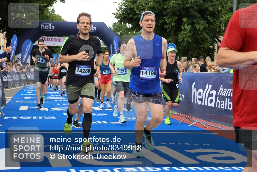 29.06.2025 - hella hamburg halbmarathon Strokosch-Dieckow http://msf.ph/oto/8349918 29.06.2025 10:52:49 Ziel 1257, 1258, 1657, 2099, 2287, 2444, 2814, 2910, 3999, 4557, 4558, 4770, 5077, 5169, 5194, 5907, 8139, 8172, 8720, 8955, 9065, 9163, 10724, 10811, 11217, 11992, 12482, 14198, 14286, 14805, 16467, 17198, 18331, 19244 meine-sportfotos.de
