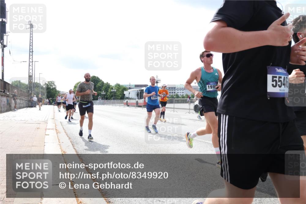 29.06.2025 - hella hamburg halbmarathon Lena Gebhardt http://msf.ph/oto/8349920 29.06.2025 10:13:45 Lombardsbrücke 12797, 2359, 1919, 5546, 1007, 1131, 1480, 1747, 1859, 2055, 2359, 2721, 2904, 2961, 2987, 3360, 3729, 4001, 4187, 4795, 4950, 5232, 5546, 5631, 5719, 6026, 6710, 6717, 6724, 7346, 7446, 7447, 7460, 7462, 7913, 8279, 8673, 9128, 9527, 9612, 9631, 10442, 10443, 10977, 11441, 12313, 12492, 12797, 12928, 12929, 13331, 13928, 15085, 15482, 15663, 15721, 15722, 15922, 16491, 17439, 17472, 17474, 17985, 18041, 18222, 18231 meine-sportfotos.de