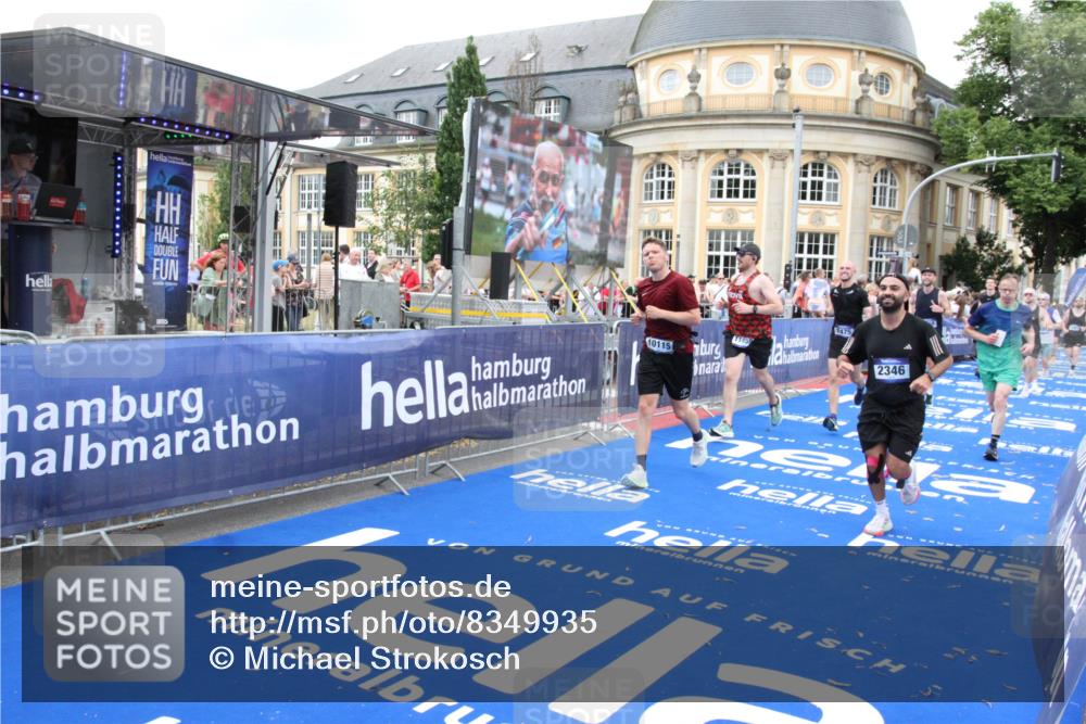 29.06.2025 - hella hamburg halbmarathon Michael Strokosch http://msf.ph/oto/8349935 29.06.2025 10:52:44 Ziel 2287, 2346, 2670, 3952, 3999, 5116, 7475, 9869, 10115, 11459, 11689, 12450, 12482, 13051, 14122, 16467, 18331 meine-sportfotos.de
