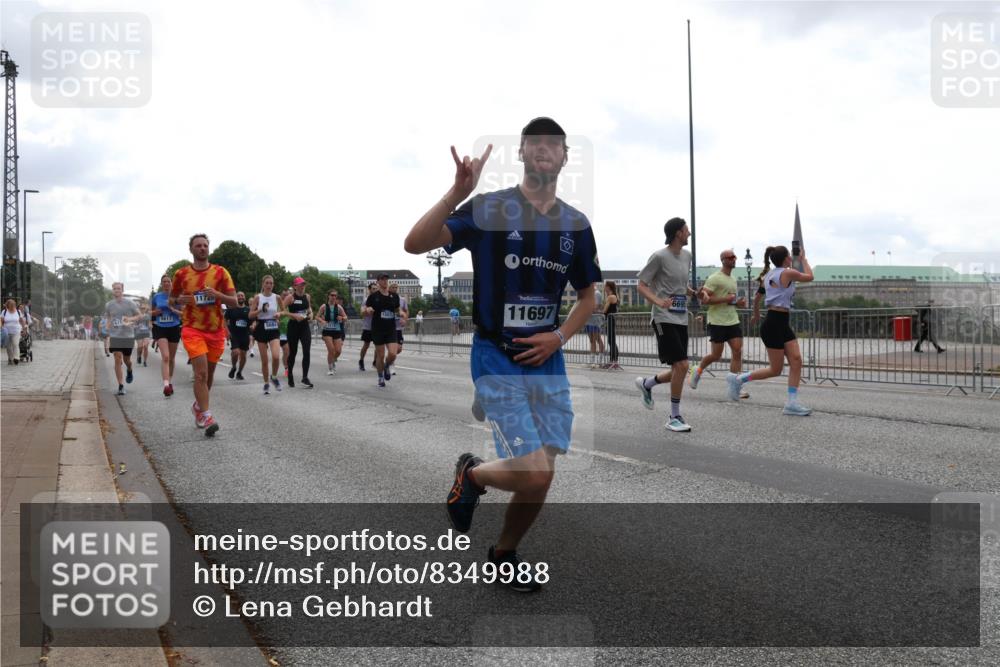 29.06.2025 - hella hamburg halbmarathon Lena Gebhardt http://msf.ph/oto/8349988 29.06.2025 10:38:39 Lombardsbrücke 5617, 11720, 5684, 11697, 56, 1196, 1232, 1390, 1451, 1457, 1596, 1721, 1742, 1791, 1966, 2113, 2151, 2498, 2576, 2660, 2693, 3010, 3094, 3095, 3216, 3242, 3286, 3307, 3323, 3338, 3635, 3636, 3716, 3726, 3777, 3841, 3927, 4028, 4139, 4155, 4159, 4257, 4259, 4260, 4316, 4320, 4883, 4964, 5085, 5089, 5155, 5300, 5617, 5684, 5735, 5913, 6200, 6695, 6696, 6751, 6875, 6930, 7117, 7148, 7263, 7371, 7561, 7692, 7849, 7868, 7914, 8367, 9708, 10554 meine-sportfotos.de