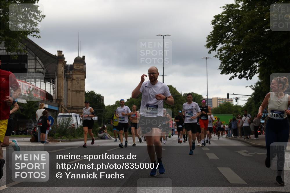 29.06.2025 - hella hamburg halbmarathon Yannick Fuchs http://msf.ph/oto/8350007 29.06.2025 10:52:41 20KM 1642, 1946, 1951, 2027, 2159, 2619, 2711, 2855, 2996, 4550, 4767, 5084, 5675, 6860, 7659, 8089, 8392, 8929, 9156, 9353, 9553, 9555, 9835, 10268, 10518, 10539, 10703, 10915, 11605, 11808, 12734, 12735, 12809, 13407, 13654, 14355, 14631, 14673, 14914, 15263, 16206, 16409, 16922, 16924, 17665, 17782, 17810, 17814, 17839, 17852, 17931, 17967, 18112, 18232, 18556, 18682, 18730, 18833, 18954, 18985, 19002, 19003 meine-sportfotos.de