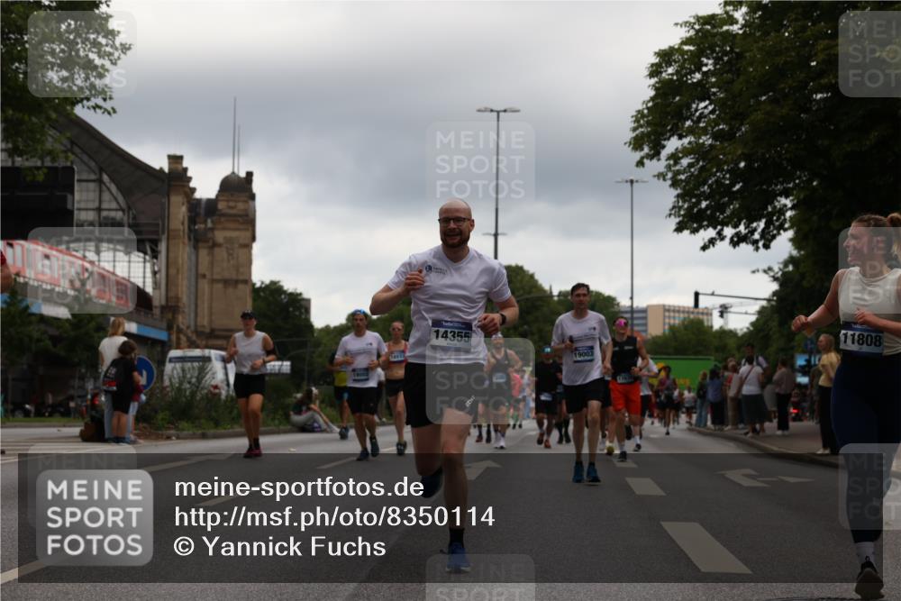 29.06.2025 - hella hamburg halbmarathon Yannick Fuchs http://msf.ph/oto/8350114 29.06.2025 10:52:41 20KM 1642, 1946, 1951, 2027, 2159, 2619, 2711, 2855, 2996, 4550, 4767, 5084, 5675, 6860, 7659, 8089, 8392, 8929, 9156, 9353, 9553, 9555, 9835, 10268, 10518, 10539, 10703, 10915, 11605, 11808, 12734, 12735, 12809, 13407, 13654, 14355, 14631, 14673, 14914, 15263, 16206, 16409, 16922, 16924, 17665, 17782, 17810, 17814, 17839, 17852, 17931, 17967, 18112, 18232, 18556, 18682, 18730, 18833, 18954, 18985, 19002, 19003 meine-sportfotos.de
