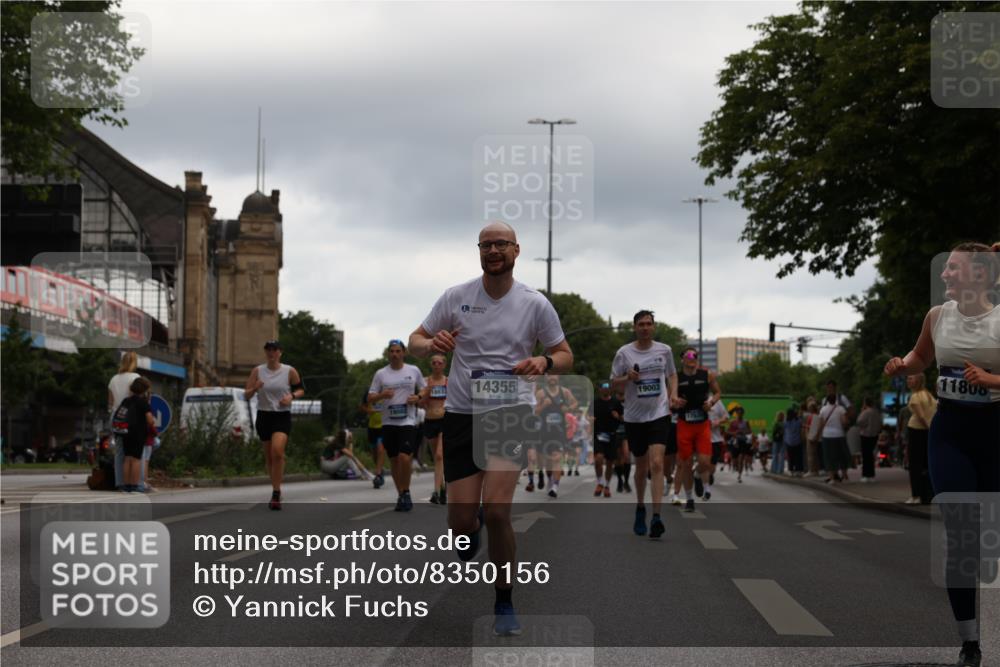 29.06.2025 - hella hamburg halbmarathon Yannick Fuchs http://msf.ph/oto/8350156 29.06.2025 10:52:41 20KM 1642, 1946, 1951, 2027, 2159, 2619, 2711, 2855, 2996, 4550, 4767, 5084, 5675, 6860, 7659, 8089, 8392, 8929, 9156, 9353, 9553, 9555, 9835, 10268, 10518, 10539, 10703, 10915, 11605, 11808, 12734, 12735, 12809, 13407, 13654, 14355, 14631, 14673, 14914, 15263, 16206, 16409, 16922, 16924, 17665, 17782, 17810, 17814, 17839, 17852, 17931, 17967, 18112, 18232, 18556, 18682, 18730, 18833, 18954, 18985, 19002, 19003 meine-sportfotos.de