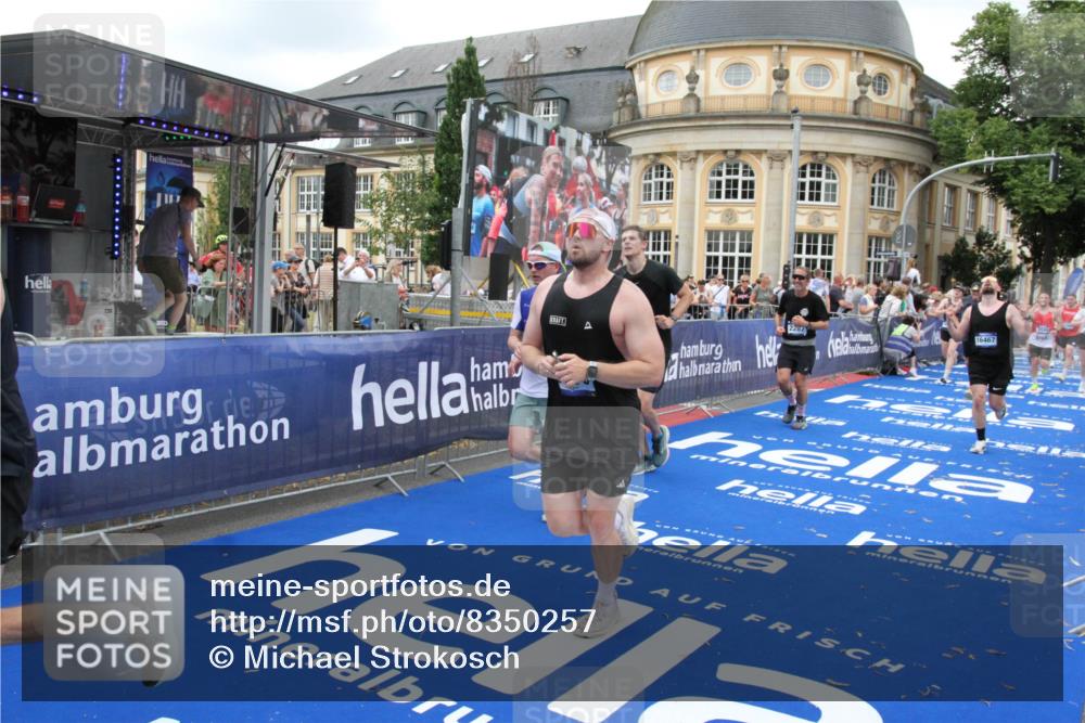 29.06.2025 - hella hamburg halbmarathon Michael Strokosch http://msf.ph/oto/8350257 29.06.2025 10:52:48 Ziel 2287, 3999, 5116, 5169, 5194, 7475, 8172, 9065, 9163, 9869, 11459, 12482, 14122, 14198, 14286, 14805, 16467, 17198, 18331, 19244 meine-sportfotos.de