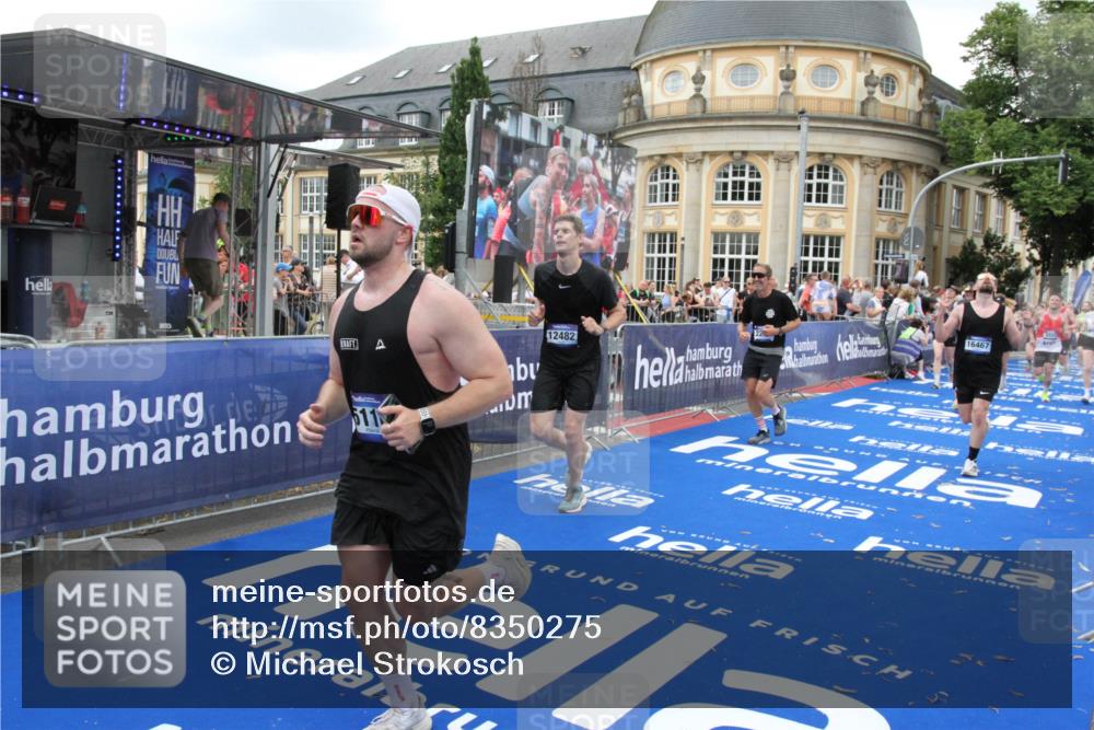 29.06.2025 - hella hamburg halbmarathon Michael Strokosch http://msf.ph/oto/8350275 29.06.2025 10:52:48 Ziel 2287, 3999, 5116, 5169, 5194, 7475, 8172, 9065, 9163, 9869, 11459, 12482, 14122, 14198, 14286, 14805, 16467, 17198, 18331, 19244 meine-sportfotos.de