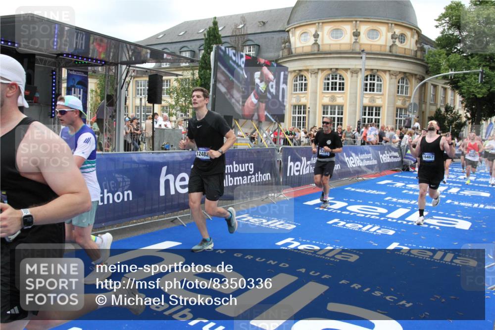 29.06.2025 - hella hamburg halbmarathon Michael Strokosch http://msf.ph/oto/8350336 29.06.2025 10:52:49 Ziel 2287, 2910, 3999, 5077, 5116, 5169, 5194, 8172, 9065, 9163, 9869, 11217, 12482, 14198, 14286, 14805, 16467, 17198, 18331, 19244 meine-sportfotos.de