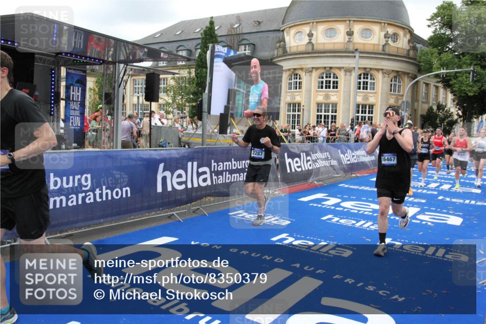 29.06.2025 - hella hamburg halbmarathon Michael Strokosch http://msf.ph/oto/8350379 29.06.2025 10:52:49 Ziel 2287, 2910, 3999, 5077, 5116, 5169, 5194, 8172, 9065, 9163, 9869, 11217, 12482, 14198, 14286, 14805, 16467, 17198, 18331, 19244 meine-sportfotos.de