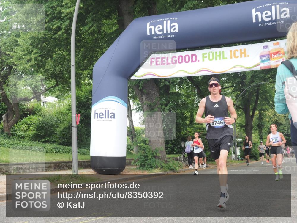 29.06.2025 - hella hamburg halbmarathon KatJ http://msf.ph/oto/8350392 29.06.2025 10:21:09 Zwischen KM18-KM19 4129, 4698, 5746 meine-sportfotos.de