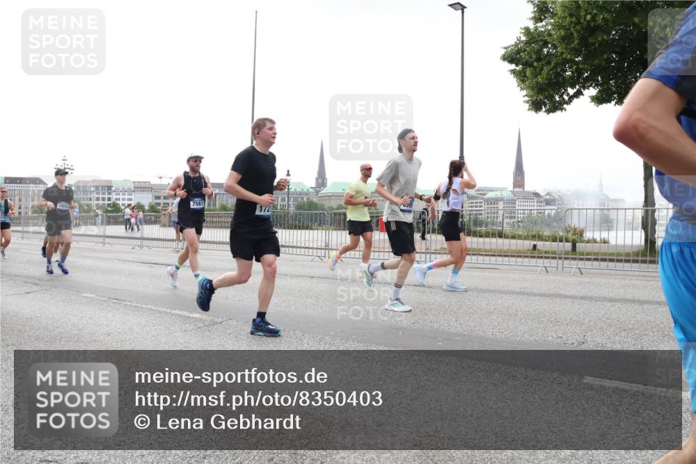29.06.2025 - hella hamburg halbmarathon Lena Gebhardt http://msf.ph/oto/8350403 29.06.2025 10:38:40 Lombardsbrücke 7561, 56, 1232, 1390, 1451, 1457, 1596, 1721, 1742, 1791, 2113, 2151, 2498, 2524, 2576, 2660, 2693, 3010, 3094, 3095, 3216, 3242, 3286, 3307, 3323, 3338, 3635, 3636, 3716, 3726, 3777, 3841, 3927, 4028, 4139, 4155, 4159, 4257, 4259, 4260, 4316, 4320, 4883, 4964, 5085, 5089, 5155, 5300, 5617, 5684, 5735, 5913, 6200, 6695, 6696, 6751, 6875, 6930, 7117, 7148, 7263, 7371, 7561, 7692, 7849, 7868, 8367, 8783, 9708, 10554 meine-sportfotos.de