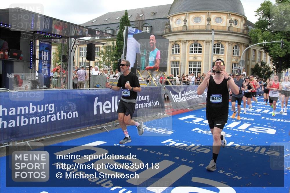 29.06.2025 - hella hamburg halbmarathon Michael Strokosch http://msf.ph/oto/8350418 29.06.2025 10:52:50 Ziel 1657, 2287, 2444, 2814, 2910, 3999, 5077, 5116, 5169, 5194, 8172, 9065, 9163, 9869, 10811, 11217, 11992, 12482, 14198, 14286, 14805, 16467, 17198, 18331, 19244 meine-sportfotos.de