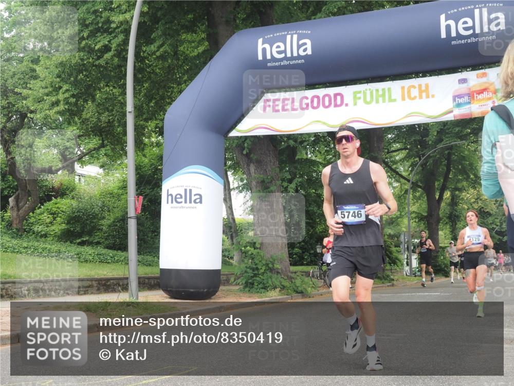 29.06.2025 - hella hamburg halbmarathon KatJ http://msf.ph/oto/8350419 29.06.2025 10:21:09 Zwischen KM18-KM19 4129, 4698, 5746 meine-sportfotos.de