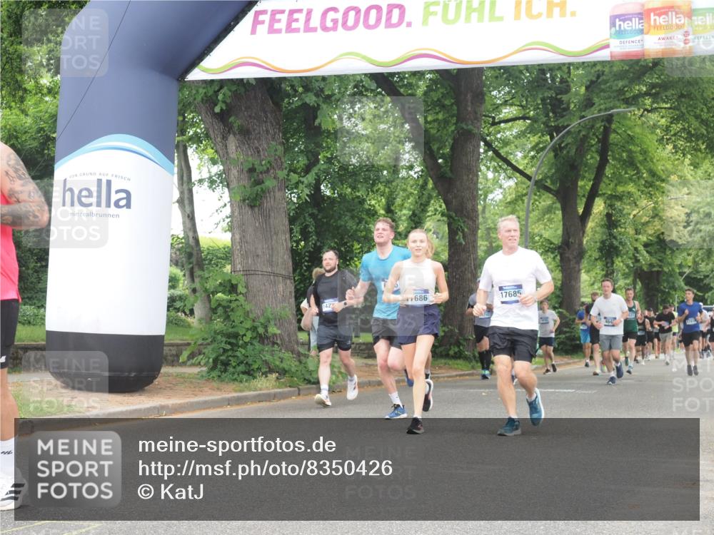 29.06.2025 - hella hamburg halbmarathon KatJ http://msf.ph/oto/8350426 29.06.2025 10:50:45 Zwischen KM18-KM19 4389, 5511, 6966 meine-sportfotos.de