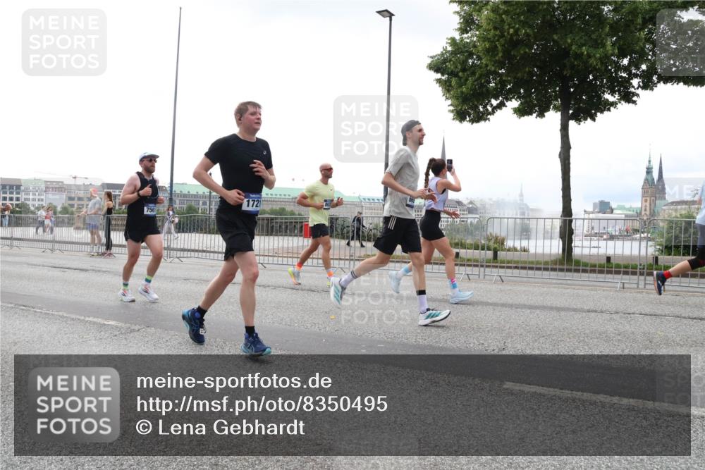 29.06.2025 - hella hamburg halbmarathon Lena Gebhardt http://msf.ph/oto/8350495 29.06.2025 10:38:40 Lombardsbrücke 1721, 56, 1232, 1390, 1451, 1457, 1596, 1721, 1742, 1791, 2113, 2151, 2498, 2524, 2576, 2660, 2693, 3010, 3094, 3095, 3216, 3242, 3286, 3307, 3323, 3338, 3635, 3636, 3716, 3726, 3777, 3841, 3927, 4028, 4139, 4155, 4159, 4257, 4259, 4260, 4316, 4320, 4883, 4964, 5085, 5089, 5155, 5300, 5617, 5684, 5735, 5913, 6200, 6695, 6696, 6751, 6875, 6930, 7117, 7148, 7263, 7371, 7561, 7692, 7849, 7868, 8367, 8783, 9708, 10554 meine-sportfotos.de